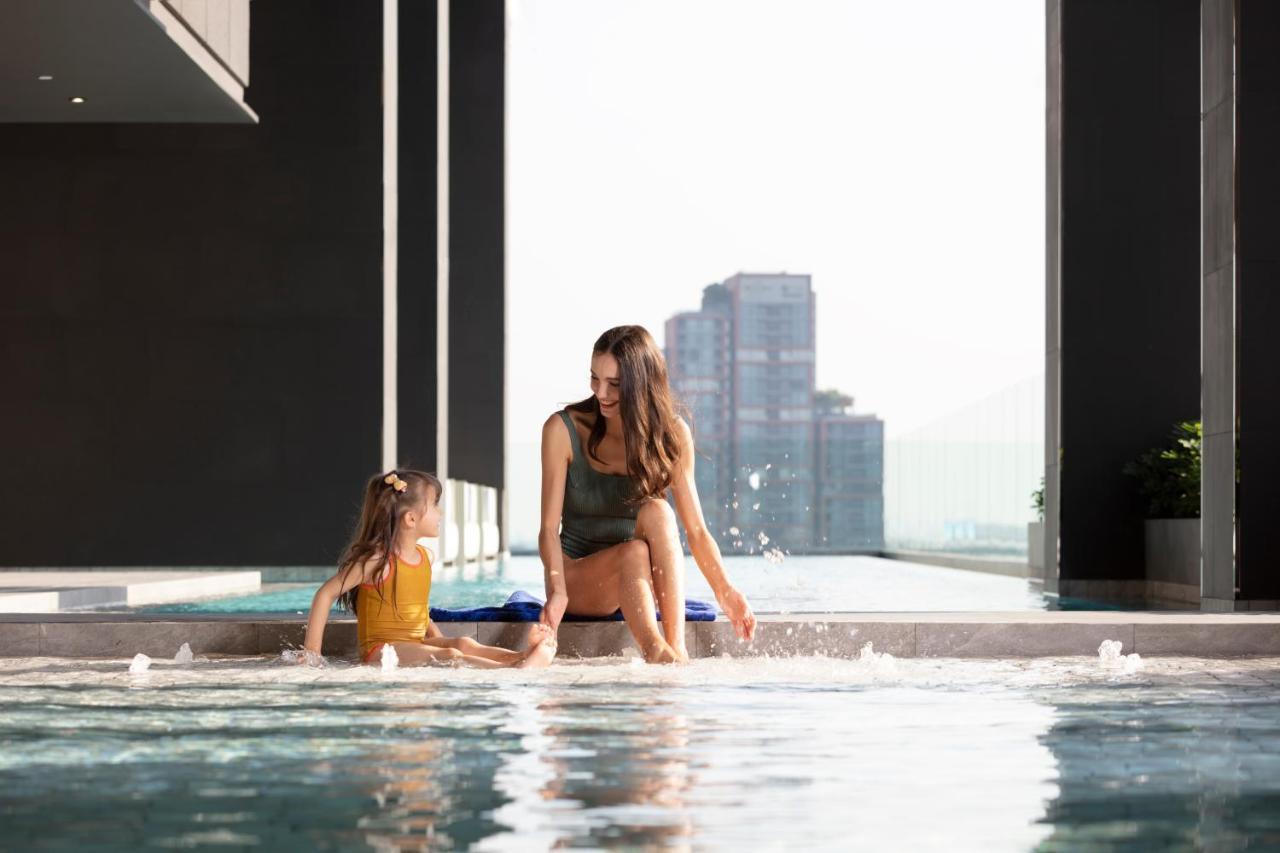 Ascott Thonglor Bangkok Hotel Exterior foto The swimming pool at the 1018
