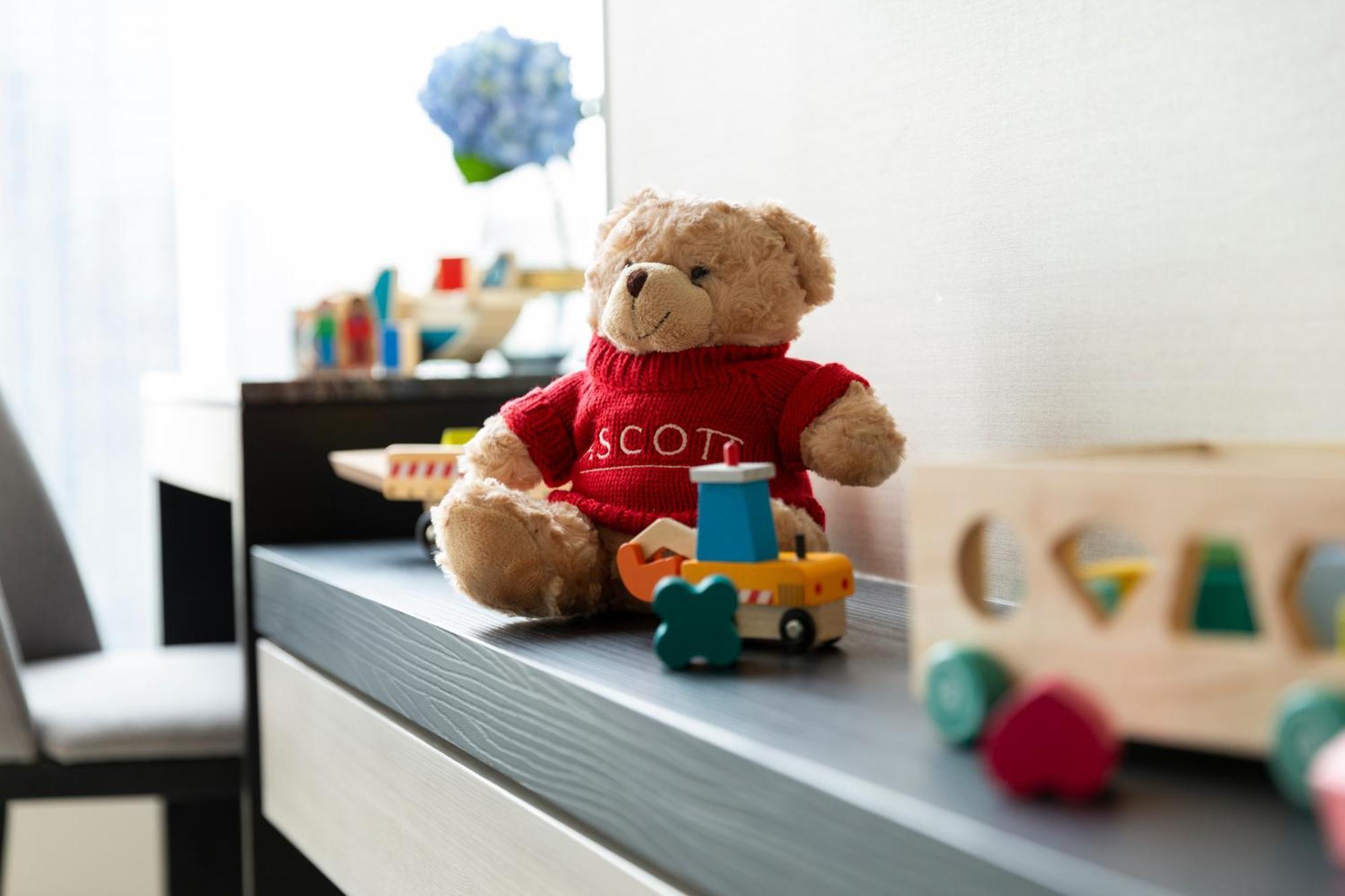 Ascott Thonglor Bangkok Hotel Exterior foto A teddy bear with a red shirt