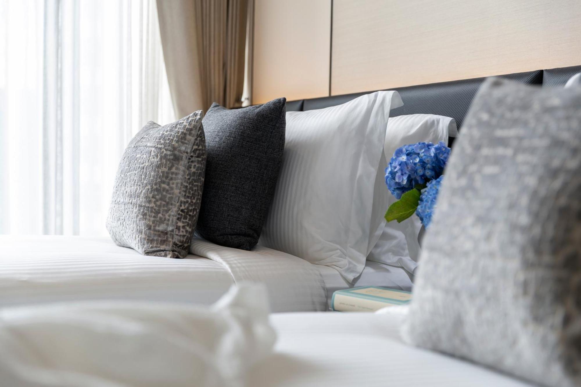 Ascott Thonglor Bangkok Hotel Exterior foto A bed with pillows
